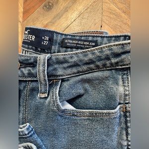 Hollister size 26 Ultra High-Rise Mom Jean